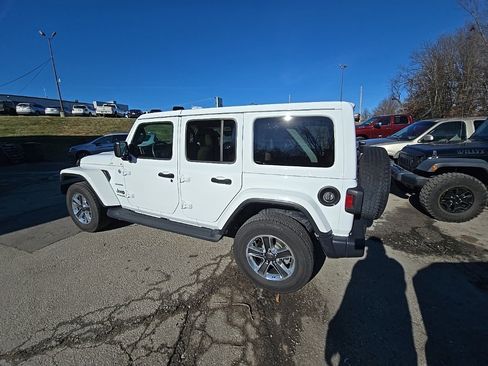 Used 2018 Jeep Wrangler Unlimited Sahara image 4
