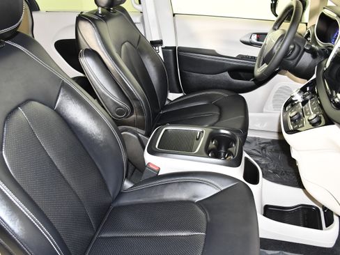 Used 2024 Chrysler Pacifica Touring-L FWD image 42