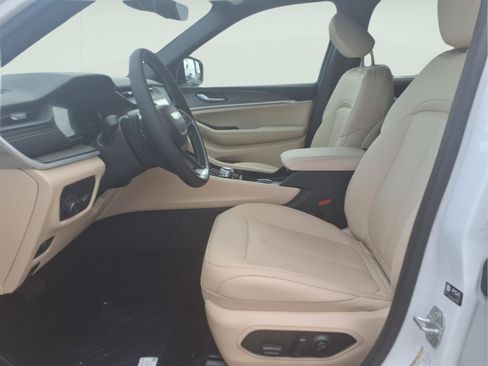 New 2026 Jeep Grand Cherokee Limited RWD image 10