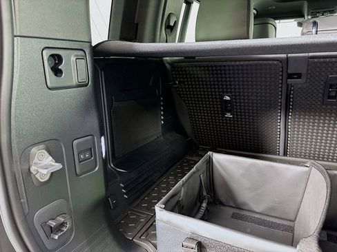 Used 2024 Land Rover Defender 110 X-Dynamic SE image 26