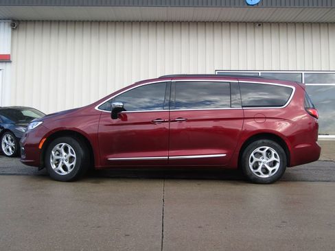 Used 2023 Chrysler Pacifica Limited image 11