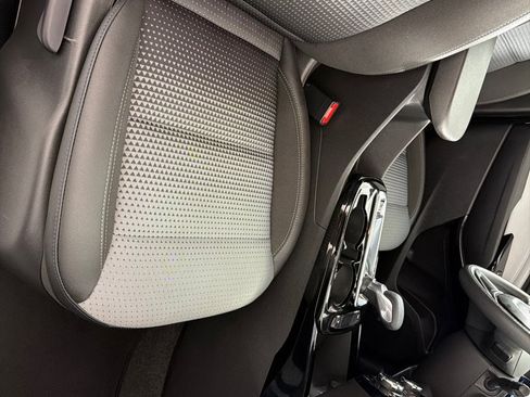 Used 2025 Chevrolet Trax LT FWD image 23