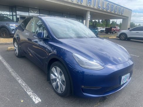 Used 2024 Tesla Model Y Long Range AWD/4WD image 3
