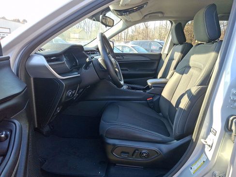 Used 2023 Jeep Grand Cherokee Laredo image 14