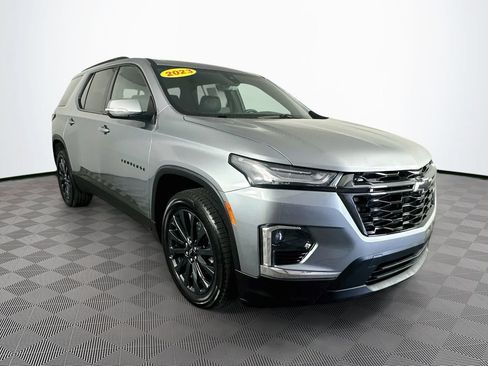 Used 2023 Chevrolet Traverse RS FWD image 3