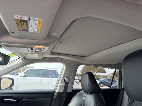 Used 2023 Toyota Highlander XLE image 9