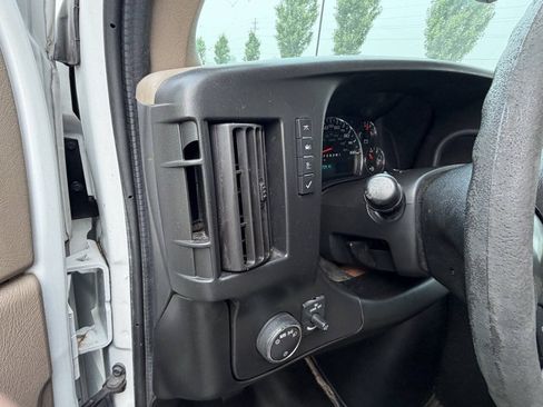Used 2016 Chevrolet Express 4500 RWD image 16