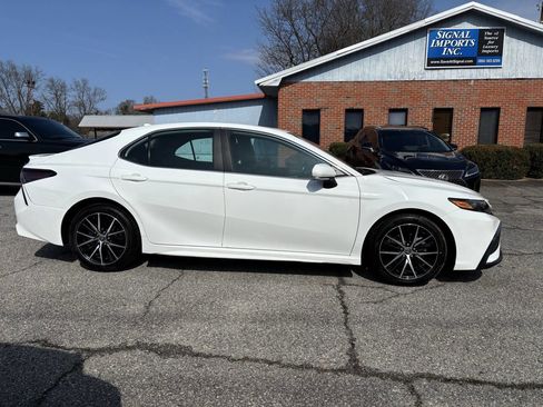 Used 2024 Toyota Camry SE image 6