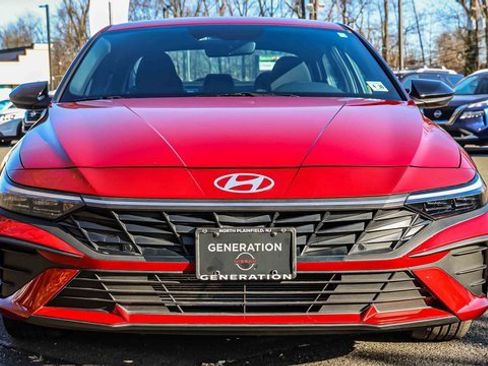 Used 2025 Hyundai Elantra Sport image 2