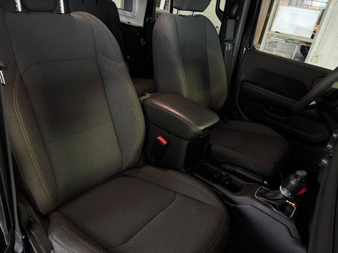 Used 2025 Jeep Wrangler Sahara image 35