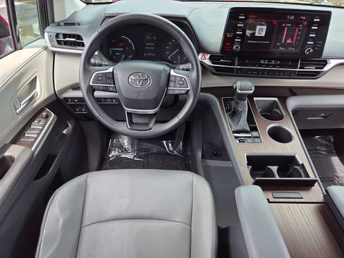 Used 2023 Toyota Sienna XLE FWD image 12
