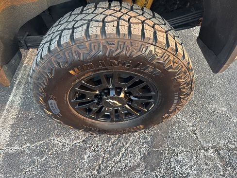 Used 2025 Chevrolet Silverado 2500 ZR2 w/ Technology Package image 10