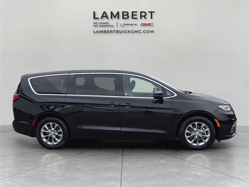Used 2026 Chrysler Pacifica Limited FWD image 6