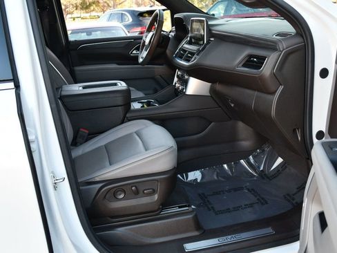 Used 2024 GMC Yukon XL SLT w/ SLT Luxury Package image 51