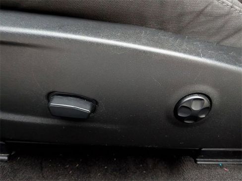 Used 2015 Dodge Challenger SXT image 11