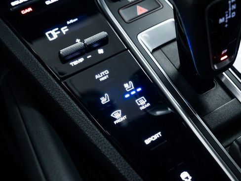 Used 2022 Porsche Cayenne w/ Premium Package image 14