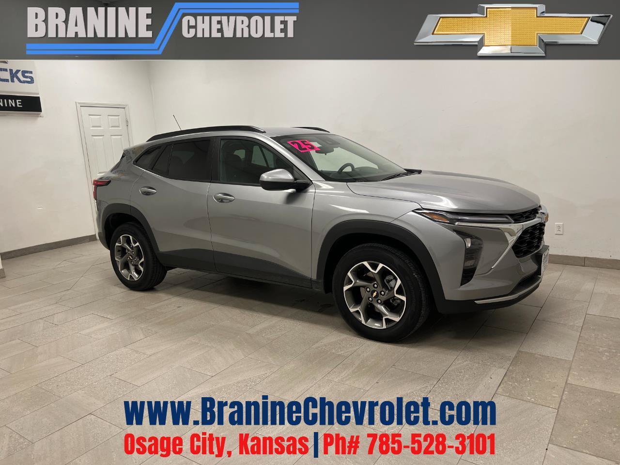 Used 2025 Chevrolet Trax LT FWD image 1