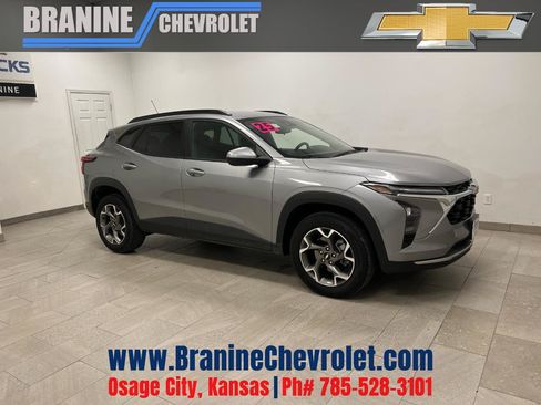 Used 2025 Chevrolet Trax LT FWD image 1