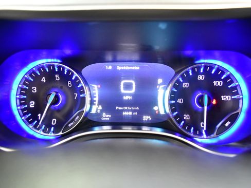 Used 2023 Chrysler Pacifica Touring FWD image 18