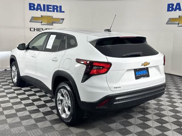 Used 2024 Chevrolet Trax LS w/ LS Convenience Package FWD image 3