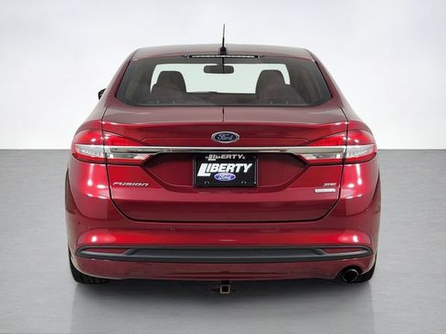 Used 2017 Ford Fusion SE w/ Fusion SE Technology Package FWD image 4