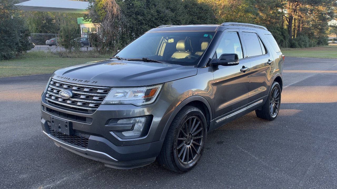 Used 2017 Ford Explorer XLT w/ Equipment Group 202A AWD/4WD image 4