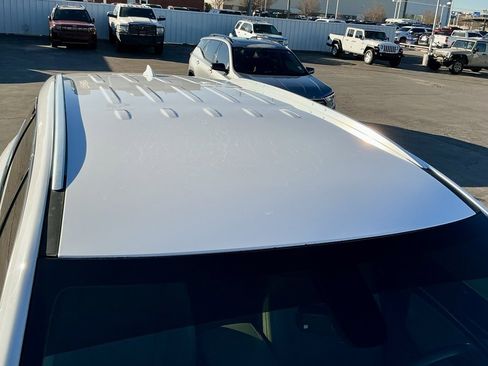 Used 2020 Buick Enclave Essence image 12