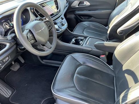 Used 2025 Chrysler Pacifica Limited FWD image 25