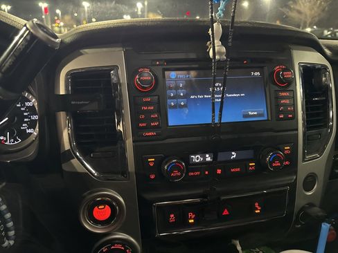 Used 2018 Nissan Titan SV w/ SV Convenience Package image 9