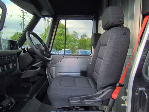 Used 2024 Chevrolet Brightdrop 400 w/ Commercial Equipment Package AWD/4WD image 15
