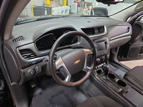 Used 2017 Chevrolet Traverse LT w/ Style and Technology Package image 17