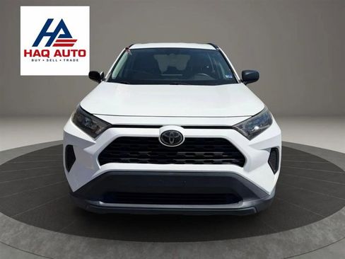 Used 2019 Toyota RAV4 LE FWD image 2