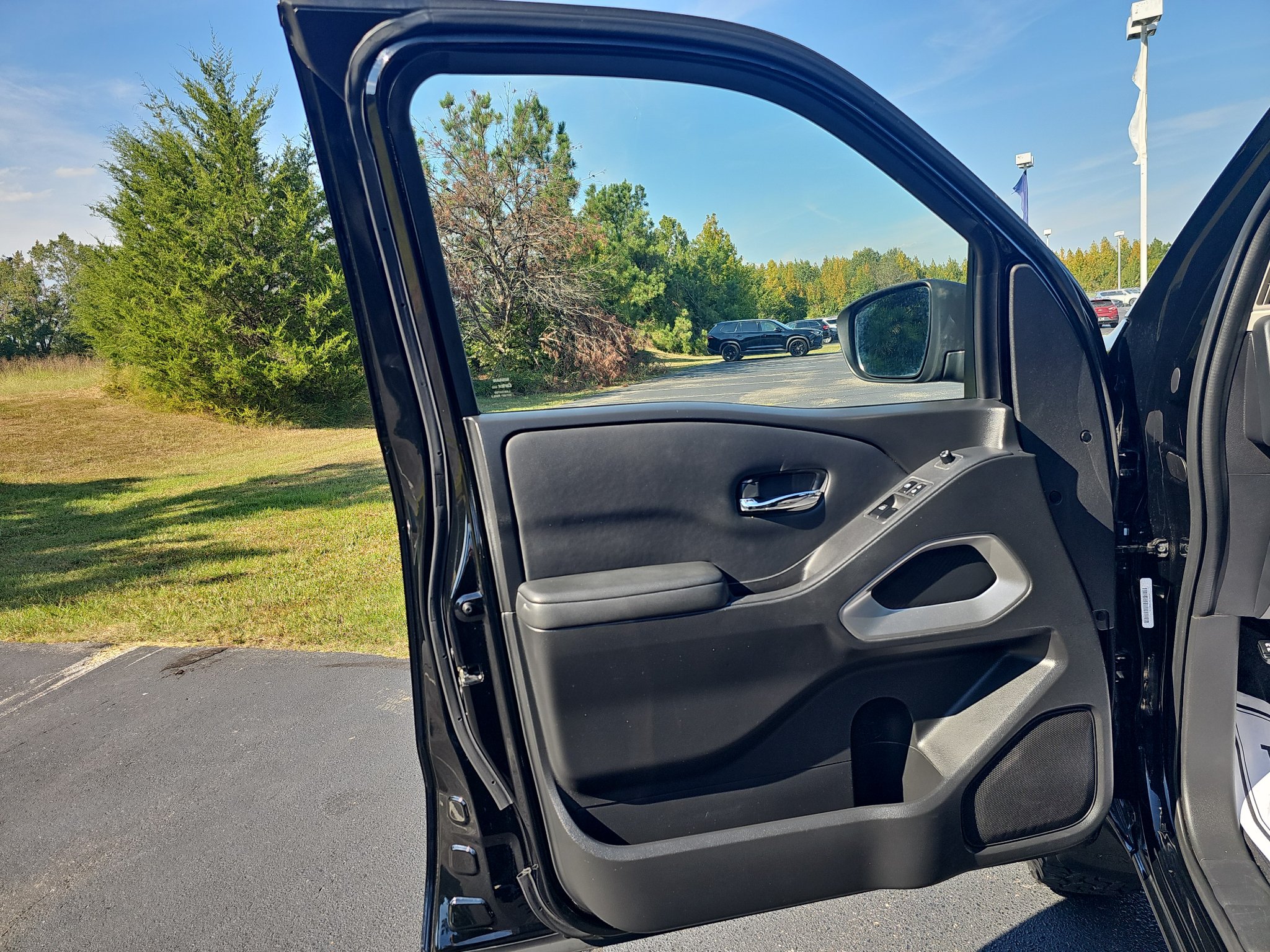 Used 2023 Nissan Frontier SV w/ Tow Package AWD/4WD image 18