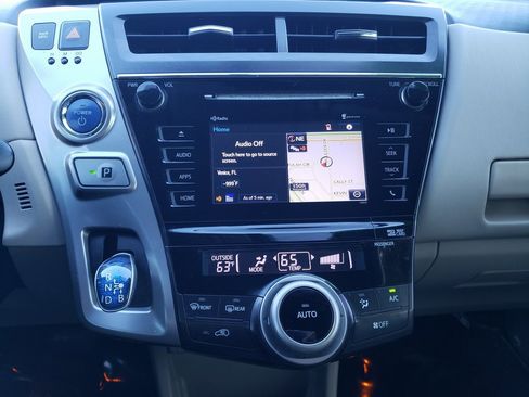 Used 2016 Toyota Prius V image 10