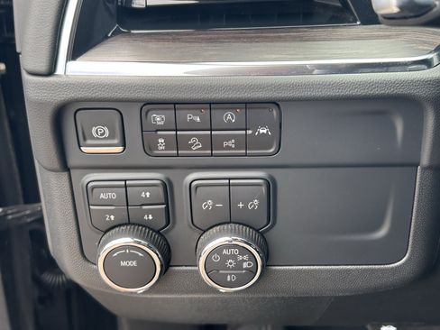 Used 2025 Chevrolet Suburban Z71 AWD/4WD image 15