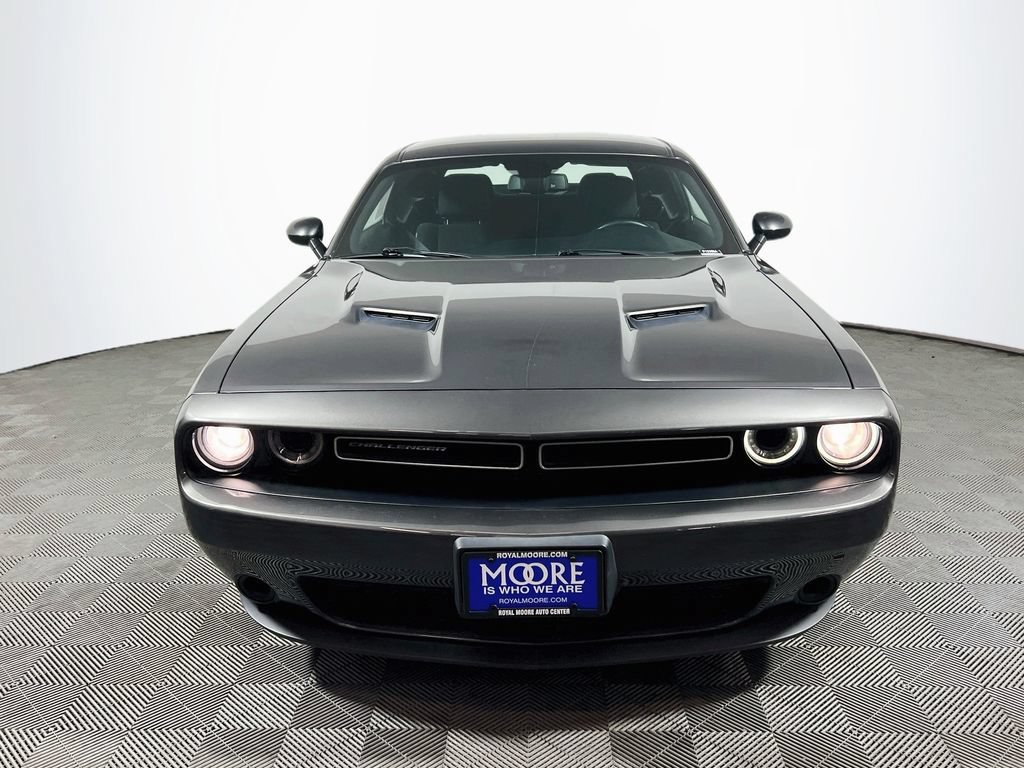 Used 2017 Dodge Challenger SXT RWD image 2