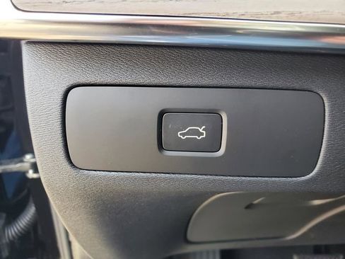 New 2026 Volvo XC90 B6 Plus w/ Protection Package Premier AWD/4WD image 18