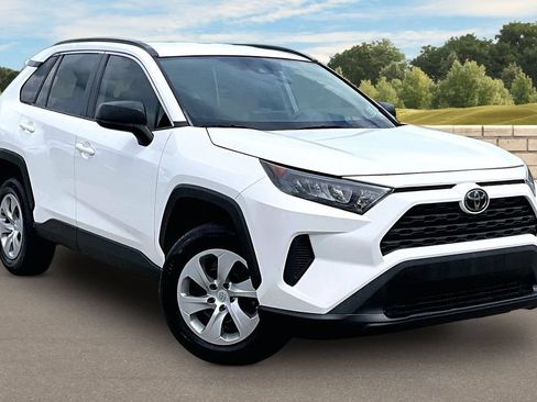Used 2019 Toyota RAV4 LE FWD image 2
