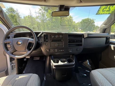 Used 2025 Chevrolet Express 3500 LT w/ LT Preferred Equipment Group RWD image 17