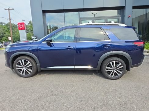 Used 2023 Nissan Pathfinder Platinum AWD/4WD image 3