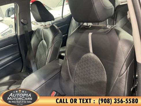 Used 2018 Toyota Camry XLE FWD image 12