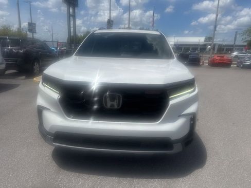 Used 2025 Honda Pilot TrailSport image 2