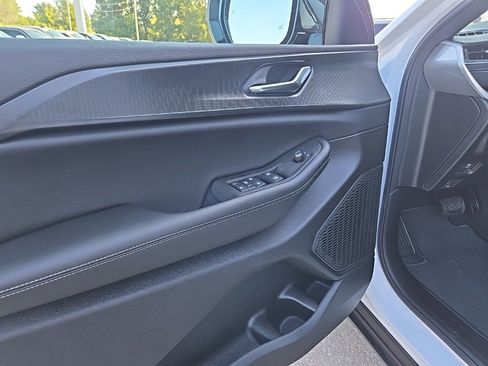 New 2025 Jeep Grand Cherokee Altitude image 28