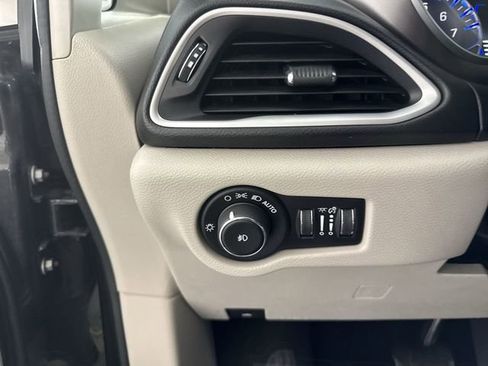 Used 2020 Chrysler Pacifica Touring-L image 13