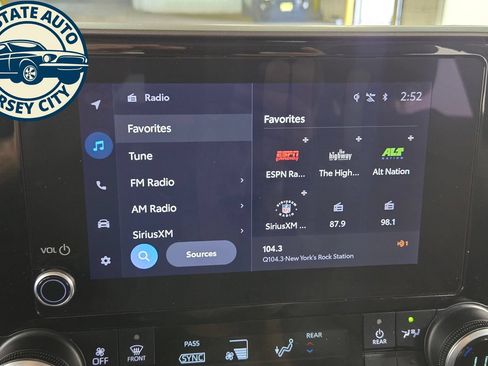Used 2024 Toyota Highlander XLE AWD/4WD image 15