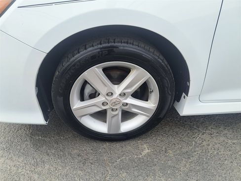 Used 2012 Toyota Camry L image 9