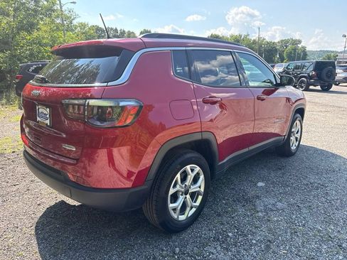 Used 2025 Jeep Compass Latitude w/ Sun & Sound Group AWD/4WD image 9