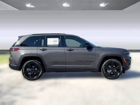 New 2025 Jeep Grand Cherokee Altitude image 8