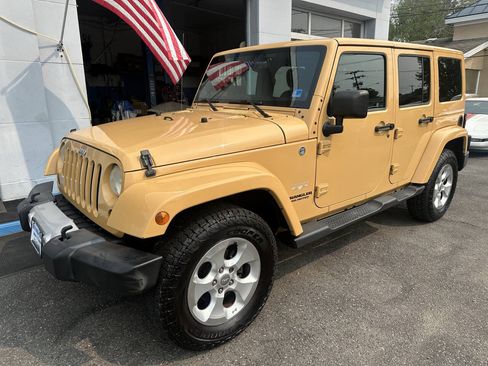 Used 2013 Jeep Wrangler Unlimited Sahara w/ Dual Top Group AWD/4WD image 3