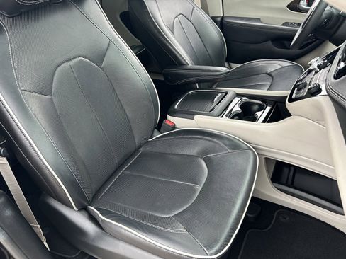 Used 2024 Chrysler Pacifica Limited FWD image 10